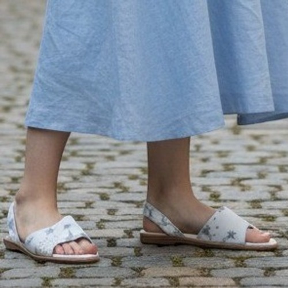 High Fashion By Pearl Star Print Slingback Sandals White Grey Size 6